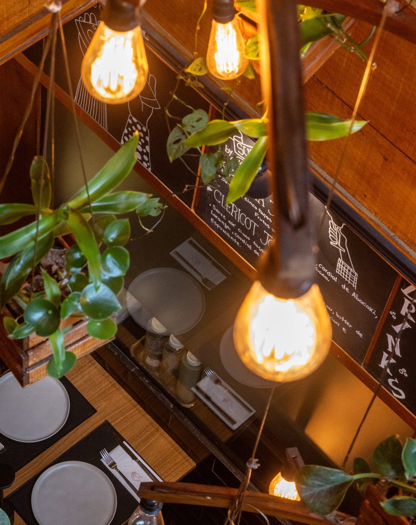 A lousa de drinks desenhada a giz, no bar da Jotabê